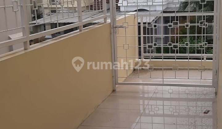 sewa rumah bagus 2 lantai siap huni lt 136 lb 150 legenda wisata