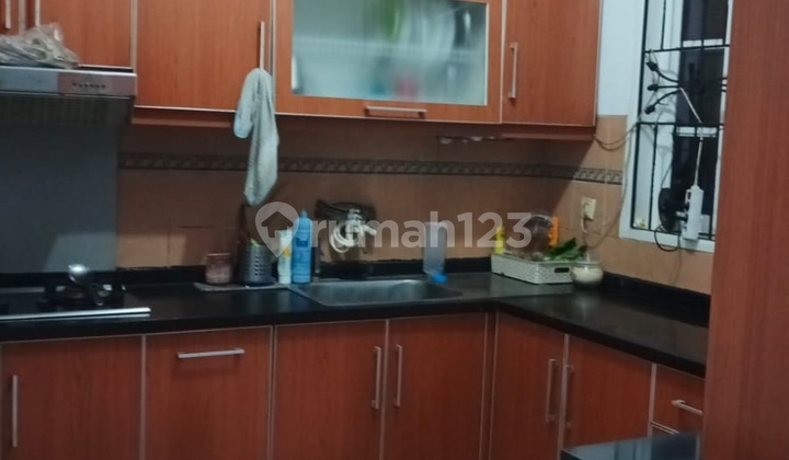 A magnificent 2-story house, well-maintained, land area 250, building area 400, in Kota Wisata, negotiable. 2