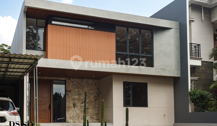 A good, neat minimalist ready-to-occupy house, land area 200, building area 256, in Legenda Wisata. 2