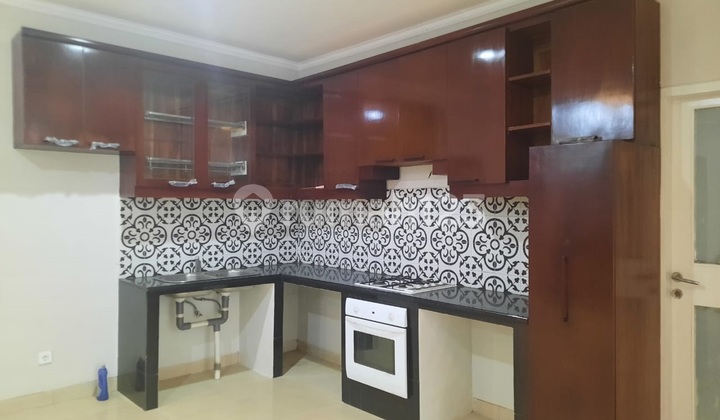 Ready-to-occupy Citra Gran rental house, good, neat, cheap, land area 180, building area 250. 2