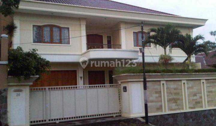 Disewakan rumah mewah semi furnished di jalan Slamet 1