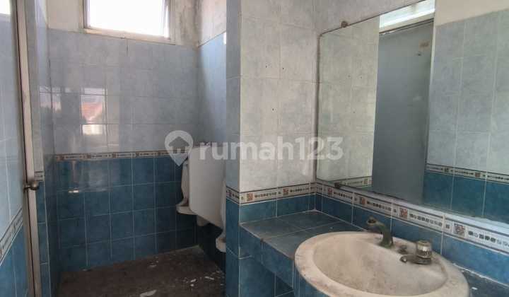 Commercial Building for Sale in the Center of Semarang City on Pemuda Street. 2