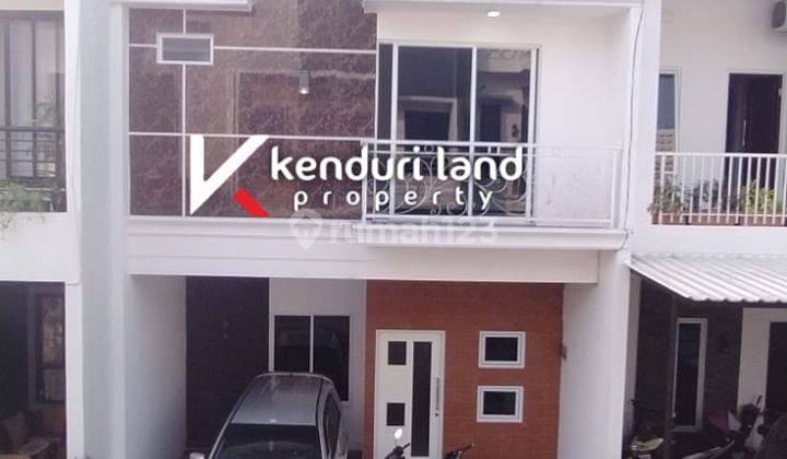 Rumah modern minimalis dalam cluster pinggir jalan raya di lewati Angkutan umum 1