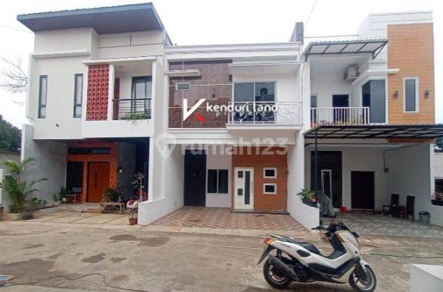 Rumah modern minimalis dalam cluster pinggir jalan raya di lewati Angkutan umum 2