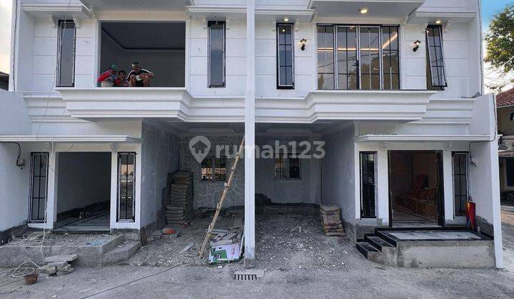 Townhouse Classic Modern Bangunan 2 Lantai Plus Rooftop 1