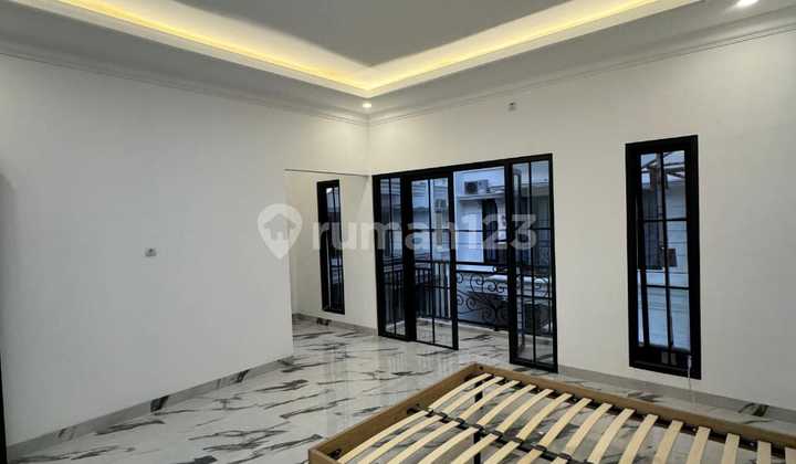 Townhouse classic modern bangunan 2 lantai plus rooftop lokasi sangat strategis dekat tol simatupang dan mall aeon jaksel 2