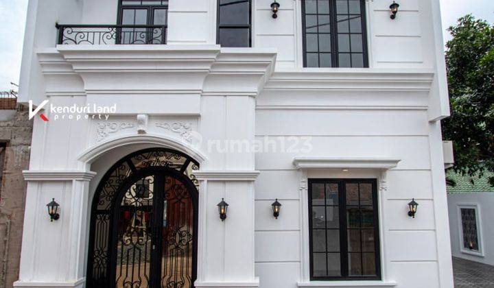 Townhouse mewah 2 lantai konsep american classic dengan attic room di lokasi strategis 1