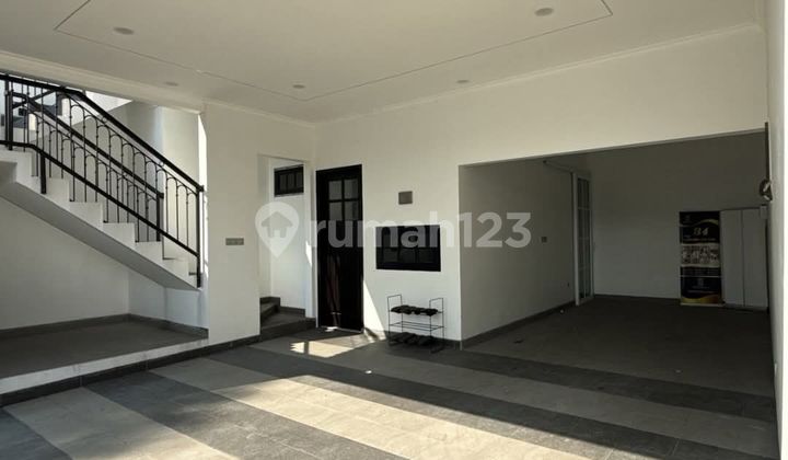 Luxury House with Optional Lift, West Pejaten 2
