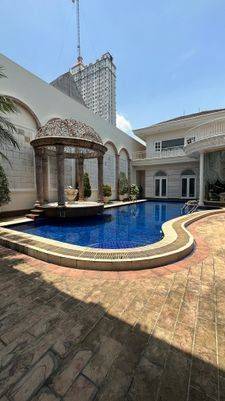 Rumah mewah kolam renang Sunter Podomoro semi furnish 2