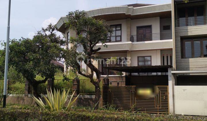 Rumah Besar Strategis 2 Lantai Dgn Taman Yg Luas Di Setraduta Rumah Besar Strategis 2 Lantai Dgn Taman Yg Luas Di Setraduta