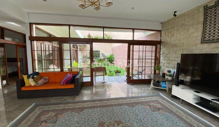 ruang keluarga rumah besar mewah di setra