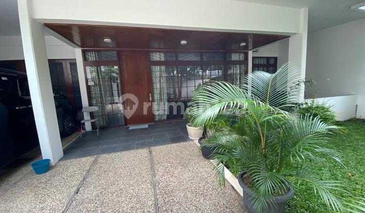 tampak depan rumah besar mewah di setra