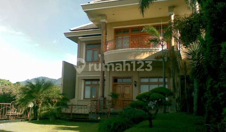 Luxurious, Spacious, Good House with SHM in Setiabudi Regency, Bandung Luxurious, Spacious, Good House with SHM in Setiabudi Regency, Bandung