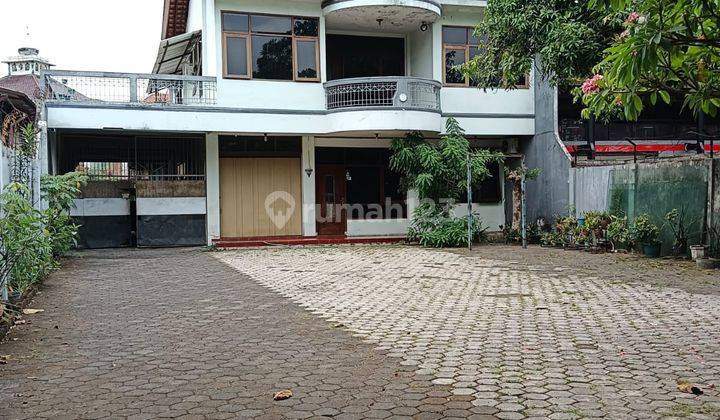 Rumah Besar Parkiran Luas Strategis di Mainroad Soekarno Hatta 1