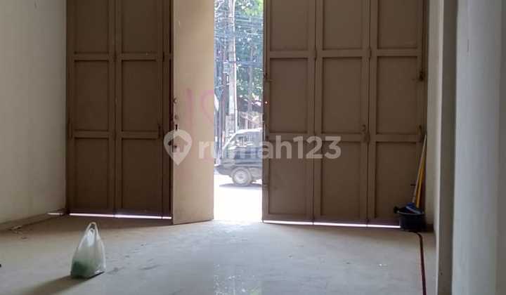 Strategic 3.5-Storey Shop House with Two-Way Access on Bubat Extension 2