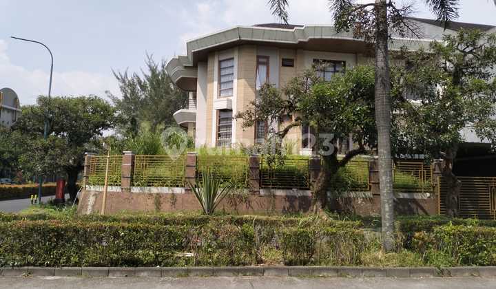 Rumah Besar Strategis 2 Lantai Dgn Taman Yg Luas Di Setraduta 2