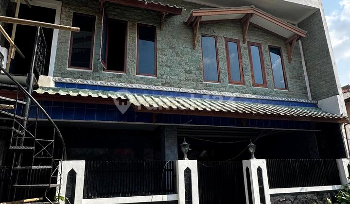 Rumah 2 Lantai Utk Keluarga Besar Atau Kantor Ada 8 Kt & 5 Km Rumah 2 Lantai Utk Keluarga Besar Atau Kantor Ada 8 Kt & 5 Km