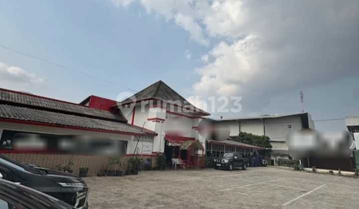 Ruang Usaha Strategis Di Mainroad Dengan Parkiran Luas Cukup Utk 5 Bis Besar