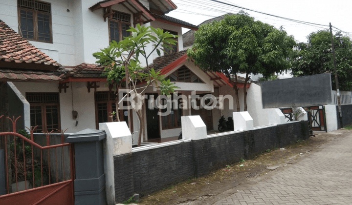 RUMAH BESAR DALAM PERUMAHAN DI JALAN KALIURANG 1