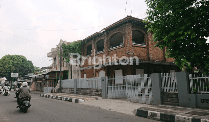 TANAH DAN BANGUNAN DEPAN GERBANG KAMPUS UTY, HANYA 4 MENIT DARI BALAIKOTA YOGYAKARTA, COCOK UNTUK RUANG USAHA ATAU KOS - KOSAN!!