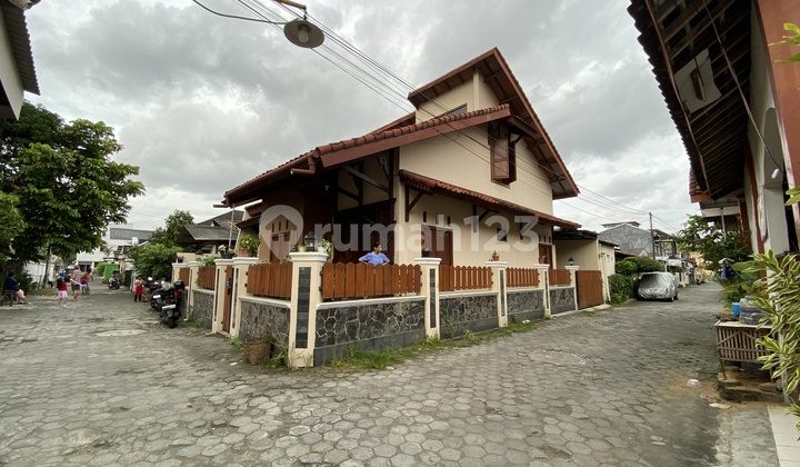 Rumah Nyaman Fully Furnished, 500 Meter Ambarrukmo Plaza