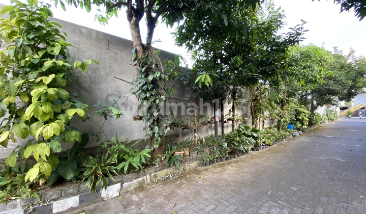 Minimalist House in a Housing Complex Near UII Campus