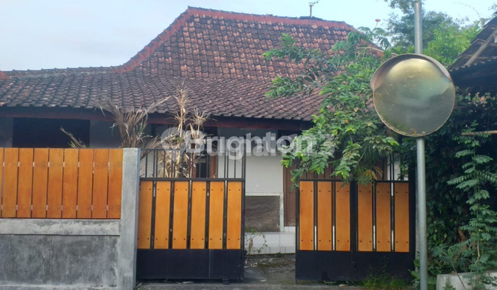 BOOM!! SELLING A HOUSE WITH A SPACIOUS YARD IN FRONT OF WATOE GAJAH CULINARY TOURISM