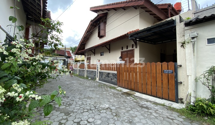 Rumah Nyaman Fully Furnished, 500 Meter Ambarrukmo Plaza 2