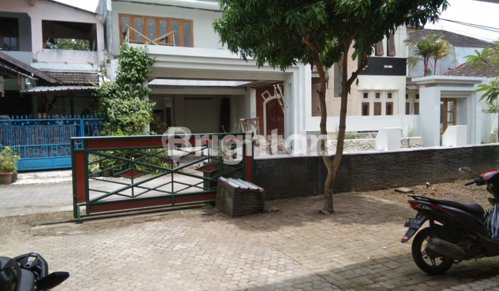 RUMAH BESAR DALAM PERUMAHAN DI JALAN KALIURANG 2