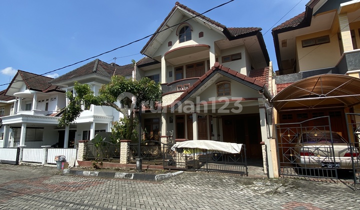 Luxurious House with Tennis Court View in the Housing Complex