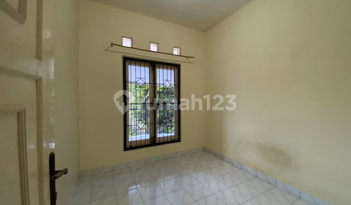 2-Story House in Housing Complex Near UII 2-Story House in Housing Complex Near UII