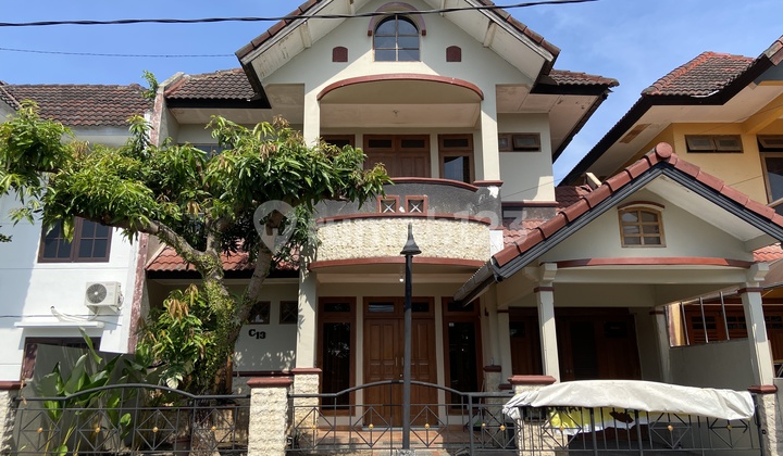 2-Story House in a Housing Complex Near UGM 2