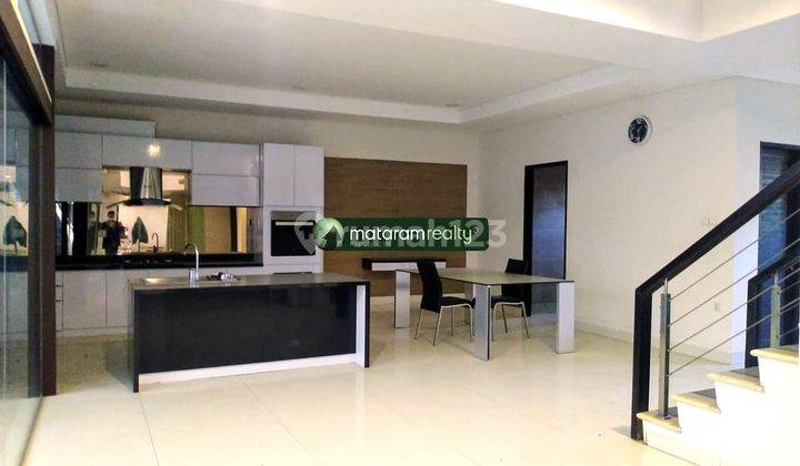 Rumah FullyFurnished Bangunan 3 Lantai, dalam komplek Elit Setrasari  2