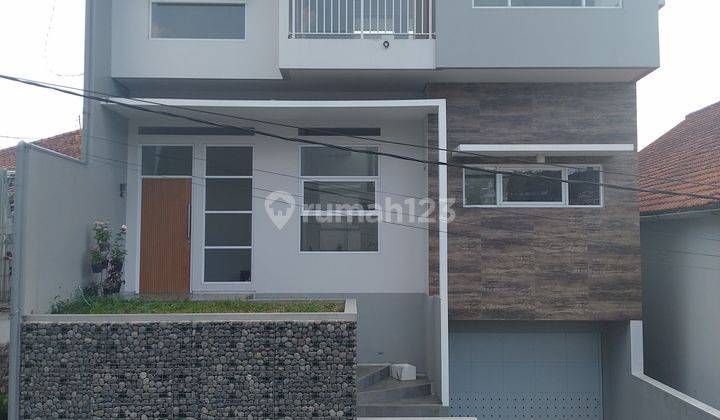 Rumah Modern Bangunan 3 Lantai di Bukit Ligar 1