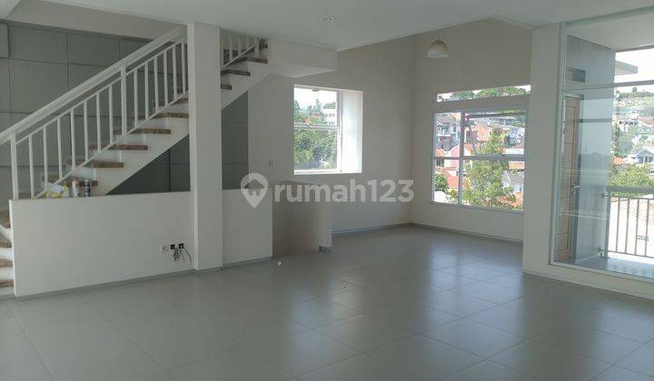 Rumah Modern Bangunan 3 Lantai di Bukit Ligar 2