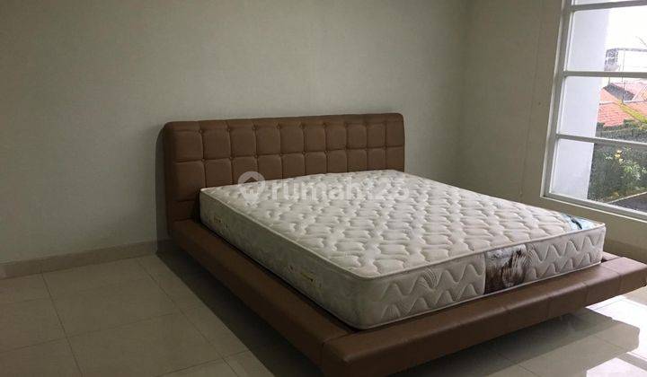DISEWAKAN RUMAH SEMI FURNISHED WITH PRIVATE POOL DALAM CLUSTER  5