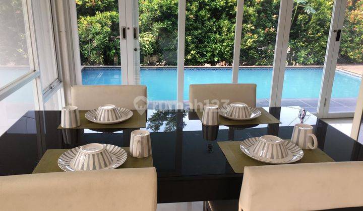 DISEWAKAN RUMAH SEMI FURNISHED WITH PRIVATE POOL DALAM CLUSTER  8