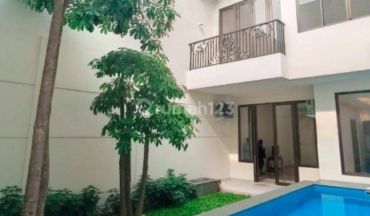 Rumah di Pondok Indah 3 Lantai SHM Baru Swimming pool 1