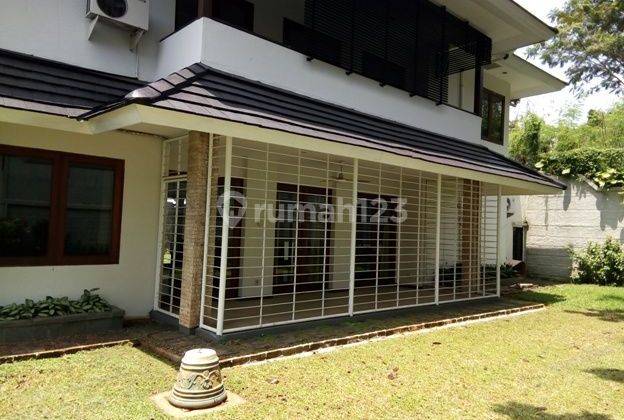 Disewakan rumah semi furnish daerah keb lama , simprug 2