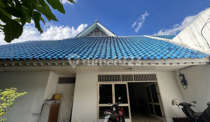 Dijual Rumah Klasik Hitung Tanah Area Permata Hijau