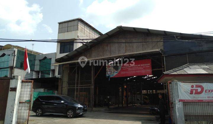 Dijual Tanah Bonus Gudang & Bangunan 4 lantai di Jl. Puri Kembangan 1
