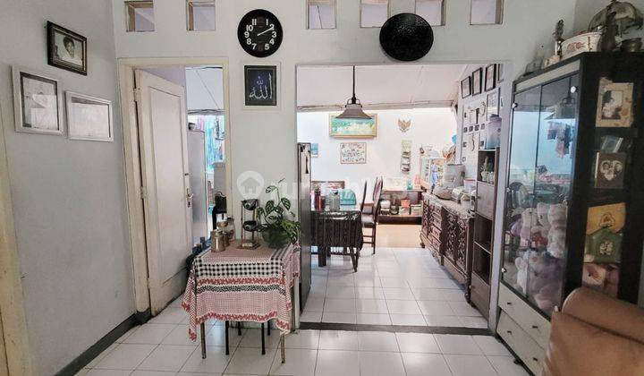 Dijual Tanah Bonus Gudang & Bangunan 4 lantai di Jl. Puri Kembangan 4