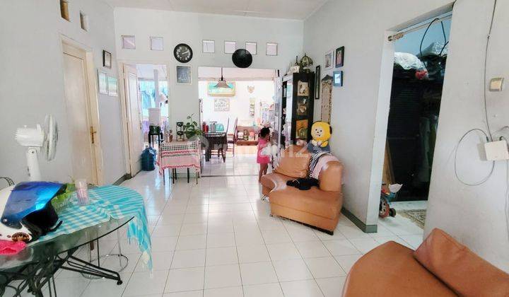 Dijual Tanah Bonus Gudang & Bangunan 4 lantai di Jl. Puri Kembangan 5