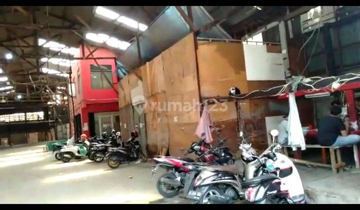 Dijual Tanah Bonus Gudang & Bangunan 4 lantai di Jl. Puri Kembangan 12
