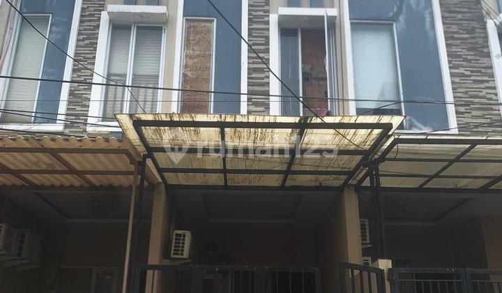 Dijual rumah di Taman Ratu Indah .bagus.wow jarang ada.jual cepat Lt. 33m2/3lt..