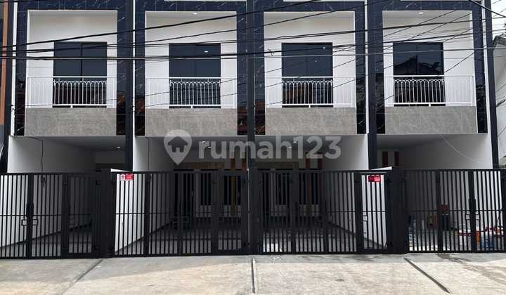 Di jual Rumah 3 lantai di Jl. Tanjung duren.jual cepat.jarang ada.jalan lebar banget.jarang ada.baru (uk. 3,5x19.2m)