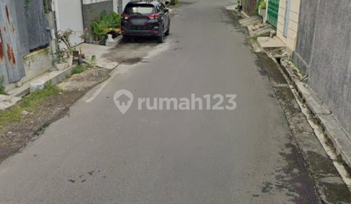 Rumah Tengah Kota , Jl Karimata, Dekat Area Niaga. 2