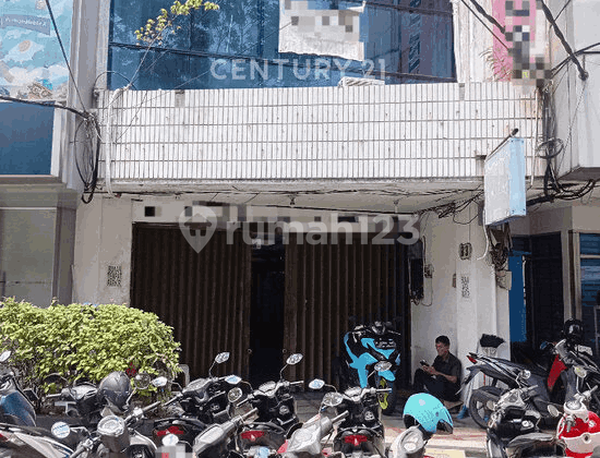 Investment in a 3-Storey Shophouse in Bangkong, Semarang 1