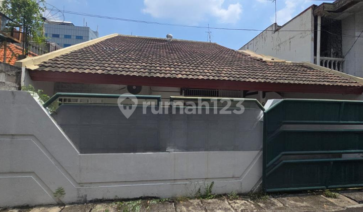 Di Jual Rumah ukurang besar di Tengah Kota Area Tomang Strategis 