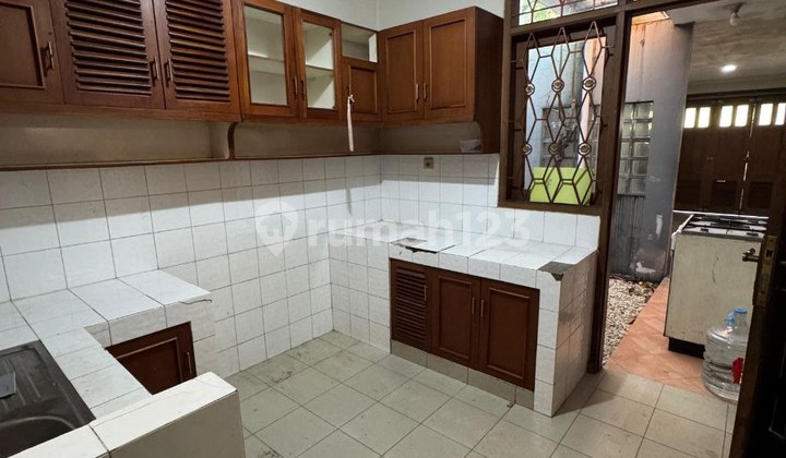 Strategic House in City Center Can Be a Small Office on Supratman Riau Wing, Bandung 2